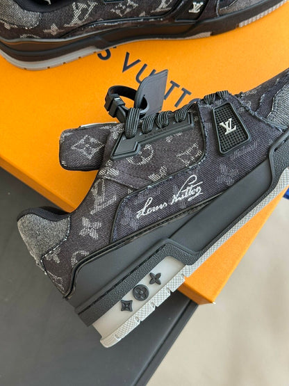 Tênis Casual Cano Baixo Preto com Detalhe Cinza