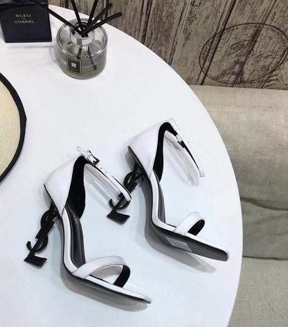 Sandália Couro Branco Tira Preta Detalhes Dourados