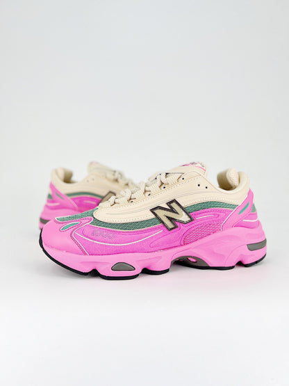 Tênis Runner Camurça Bege Detalhes Rosa e Verde