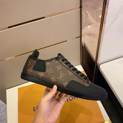 Tênis Couro Padrão Monograma Geométrico Marrom