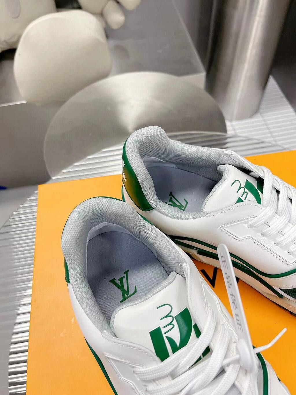 Tênis Couro Branco Detalhe Verde