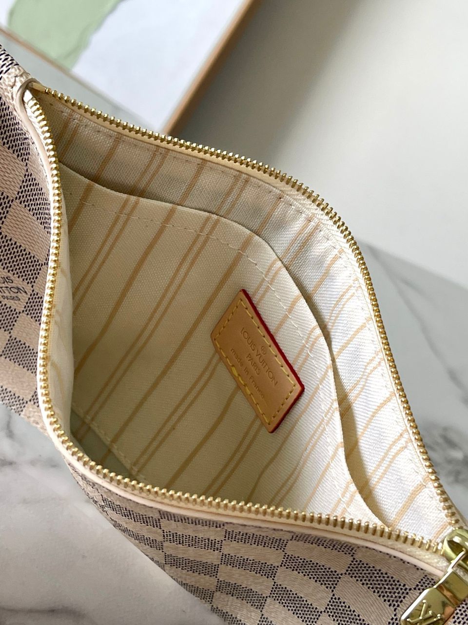 Bolsa Tote Couro Branco Padrão Monograma Geométrico Invertido MM
