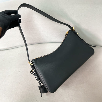 Bolsa Estruturada Couro Preto Placa Triangular