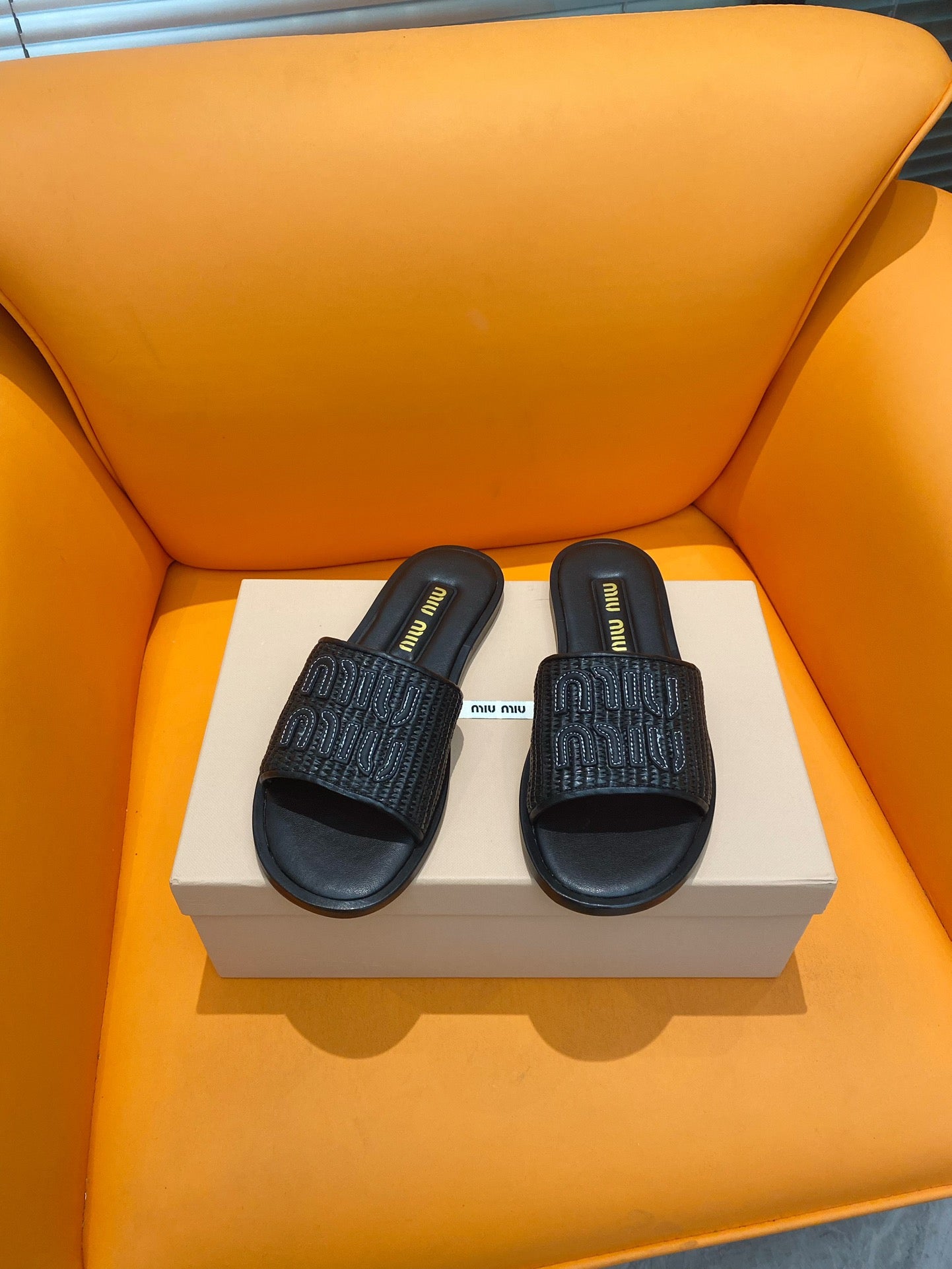 Sandália Slide Tecido Efeito Ráfia Preto