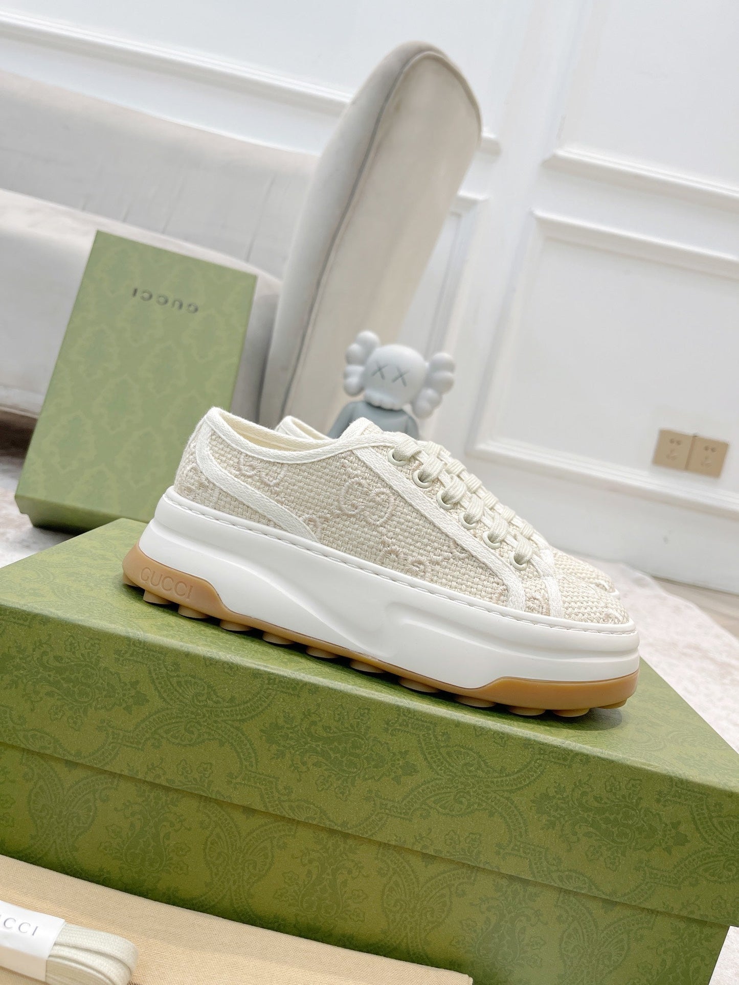 Tênis Canvas Creme Padrão Letras Entrelaçadas