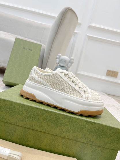 Tênis Canvas Creme Padrão Letras Entrelaçadas