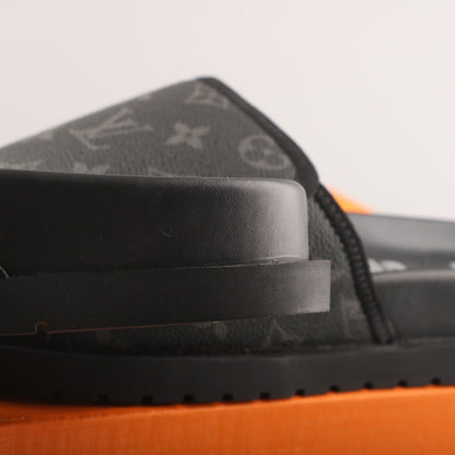 Chinelo Slide Borracha Preto Padrão Monograma
