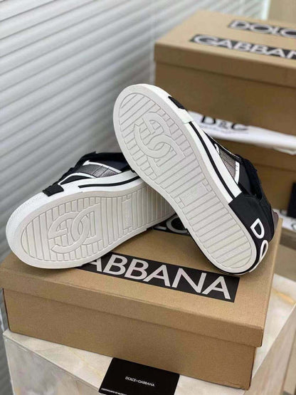 Tênis Couro Preto Detalhe Metálico Cano Baixo