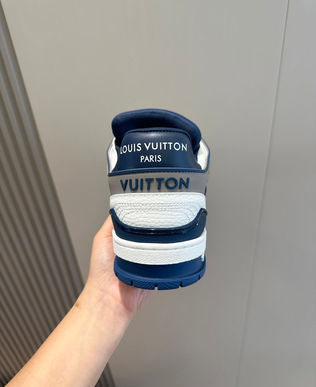 Tênis Couro Branco Detalhe Azul