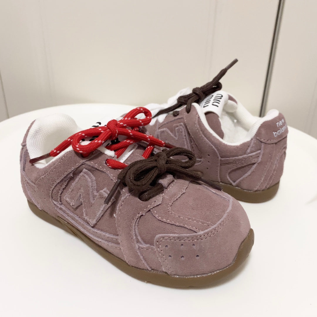Tênis Infantil Malha Rosa Detalhes Laterais Cinza