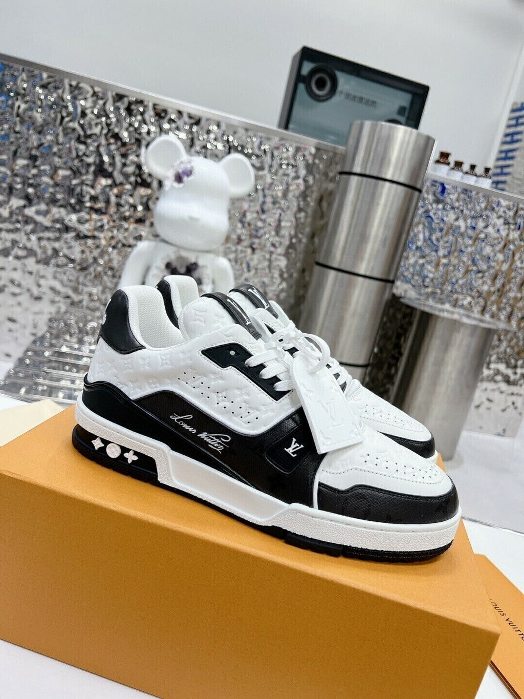 Tênis Runner Couro Preto e Branco Detalhes Contrastantes