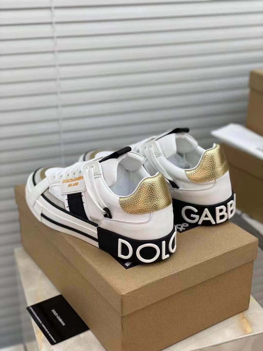 Tênis Cano Baixo Couro Branco Detalhe Dourado