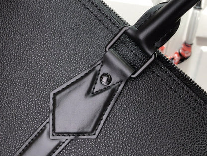 Bolsa Mensageiro Padrão Monograma Geométrico Marrom