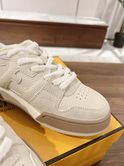 Tênis Couro Branco com Detalhe Marrom