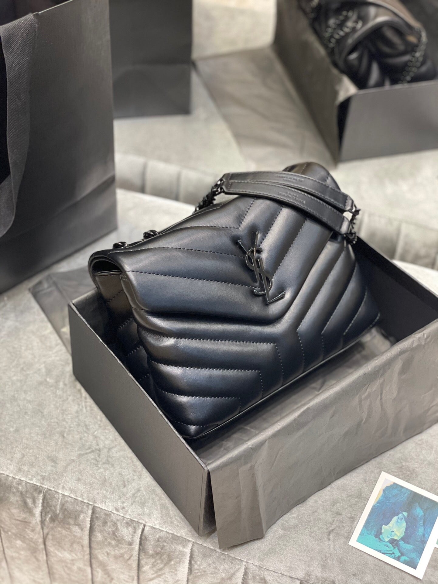 Bolsa Satchel Couro Preto Corrente Dourada