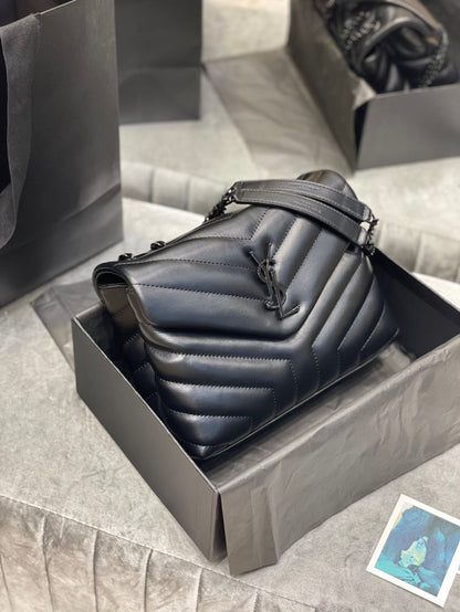 Bolsa Satchel Couro Preto Corrente Dourada