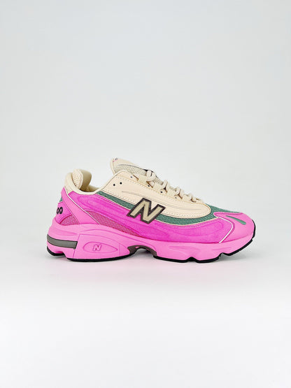 Tênis Runner Camurça Bege Detalhes Rosa e Verde