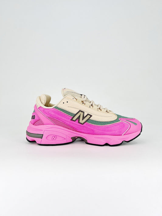 Tênis Runner Camurça Bege Detalhes Rosa e Verde
