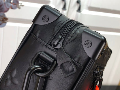 Bolsa Pequena Couro Preto Padrão Monograma Geométrico Mini