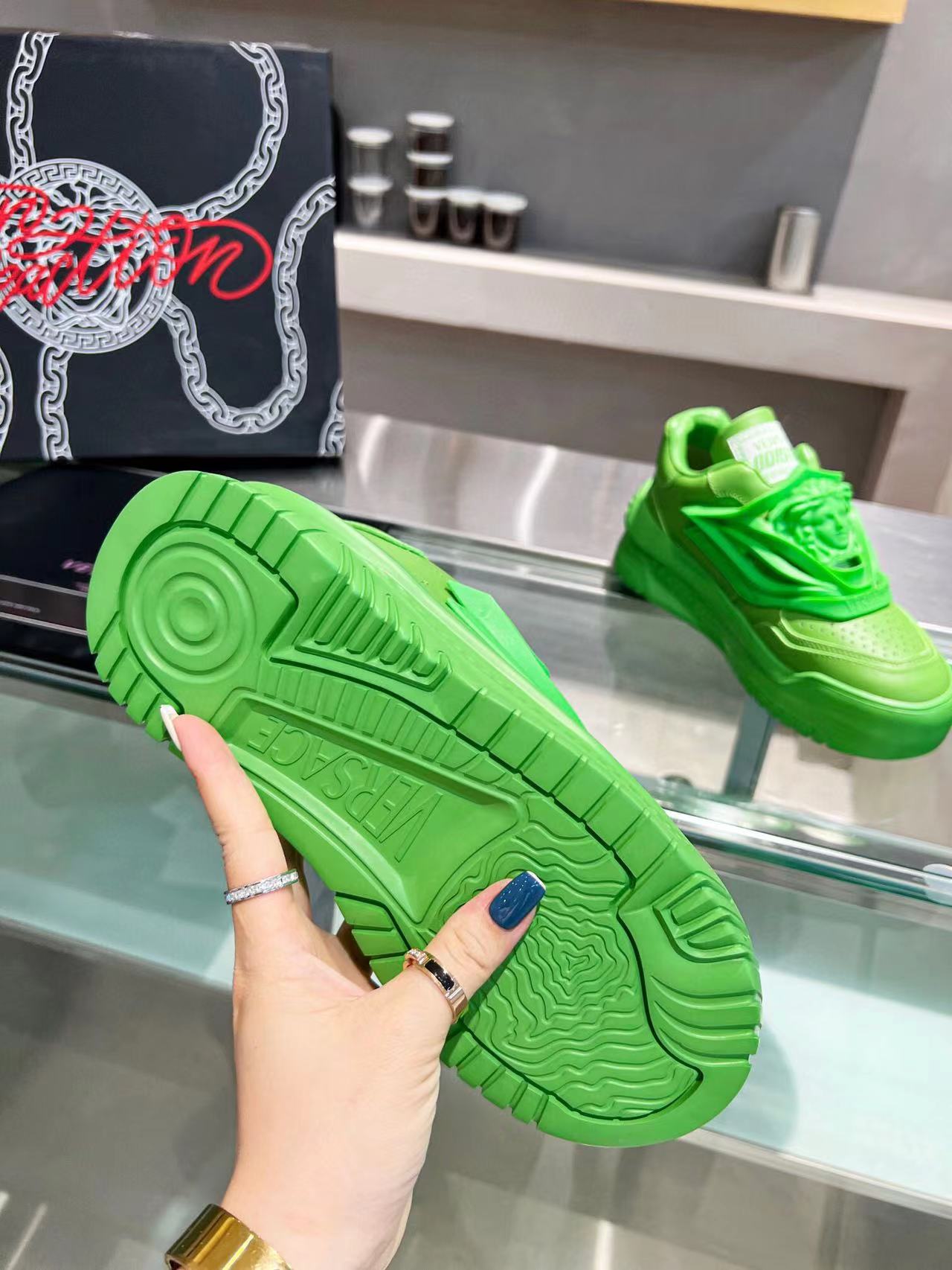 Tênis Cano Baixo Couro Verde Neon Detalhe Medalhão