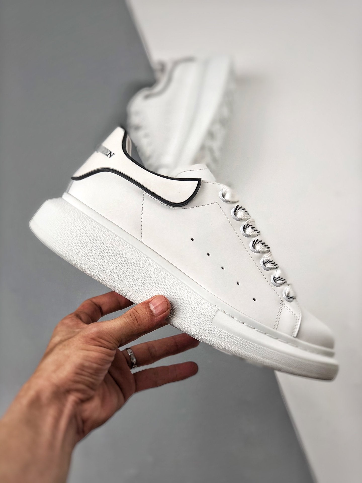 Tênis Oversized Couro Branco Detalhe Preto Colorido