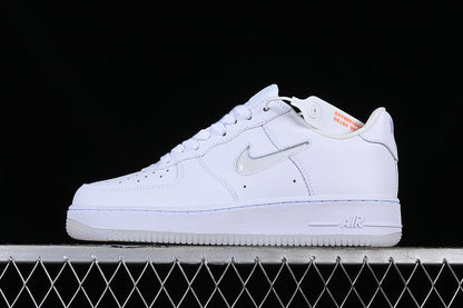 Tênis Cano Baixo Couro Branco Detalhe Swoosh Iridescente