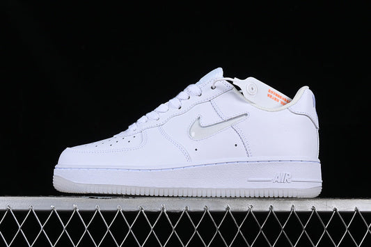 Tênis Cano Baixo Couro Branco Detalhe Swoosh Iridescente