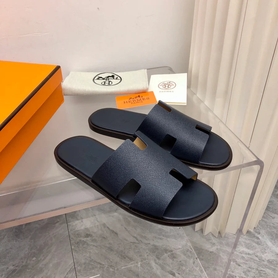 Sandália Couro Liso Preto com Detalhe Marinho