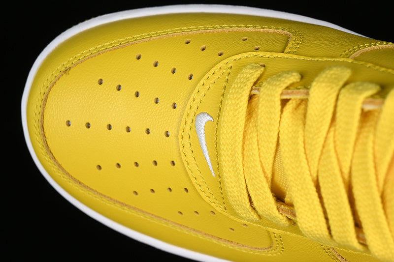Tênis Couro Cano Baixo Amarelo com Detalhes Metalizados