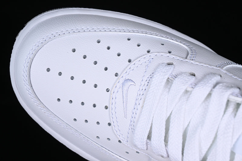 Tênis Cano Baixo Couro Branco Detalhe Swoosh Iridescente