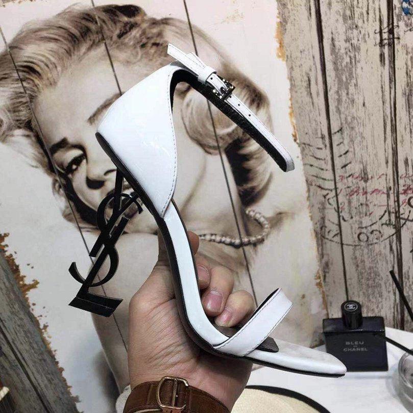 Sandália Couro Branco Tira Preta Detalhes Dourados
