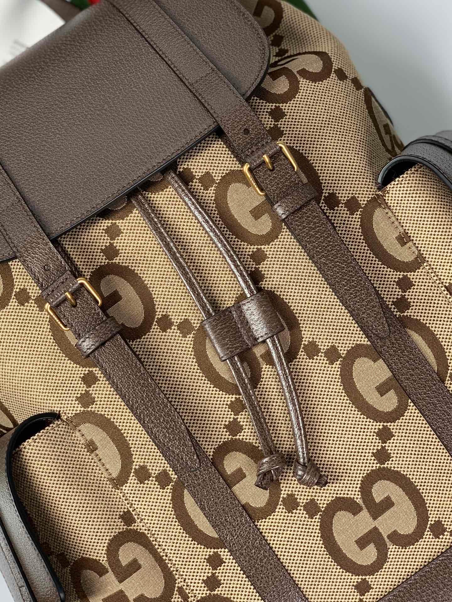 Mochila Couro Padrão Letras Entrelaçadas Camel Detalhe Preto