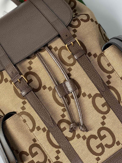 Mochila Couro Padrão Letras Entrelaçadas Camel Detalhe Preto