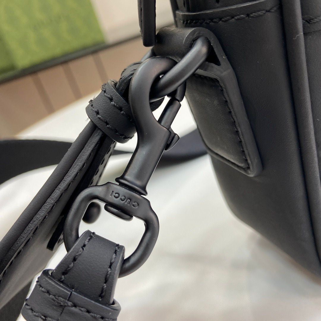 Bolsa Pequena Couro Preto Letras Entrelaçadas