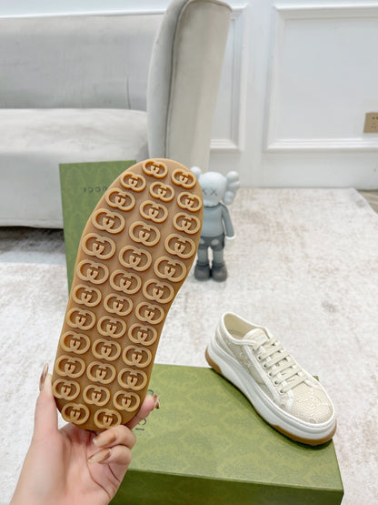 Tênis Canvas Creme Padrão Letras Entrelaçadas