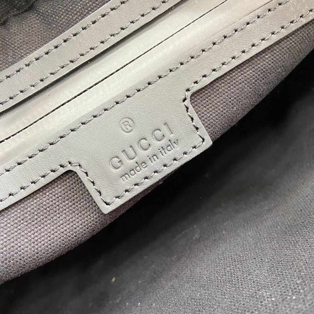 Bolsa Pequena Couro Preto Letras Entrelaçadas