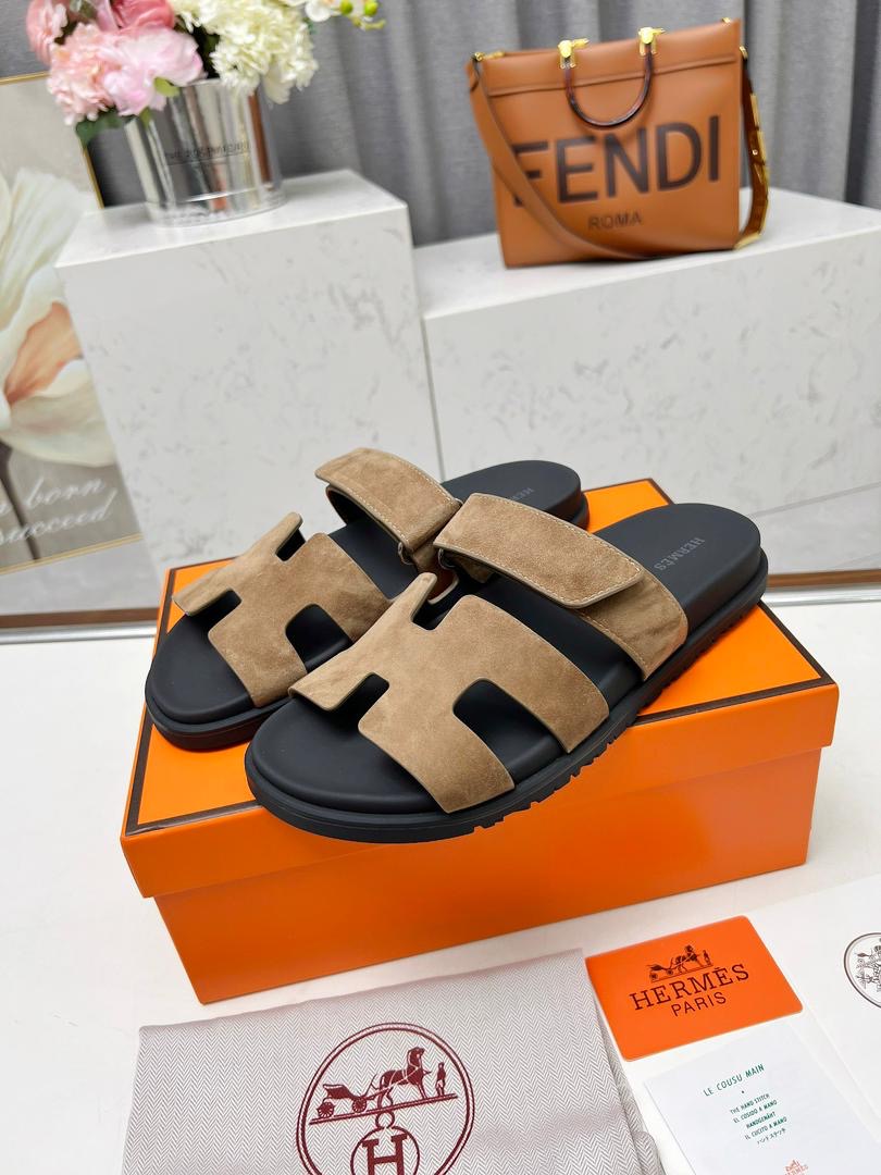 Sandália Couro Beige Tira Vazada Minimalista