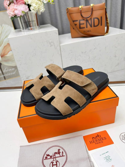 Sandália Couro Beige Tira Vazada Minimalista