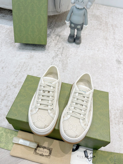 Tênis Canvas Creme Padrão Letras Entrelaçadas