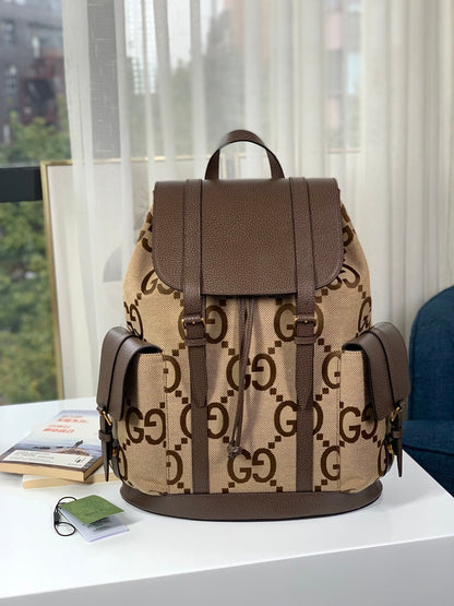 Mochila Couro Padrão Letras Entrelaçadas Camel Detalhe Preto