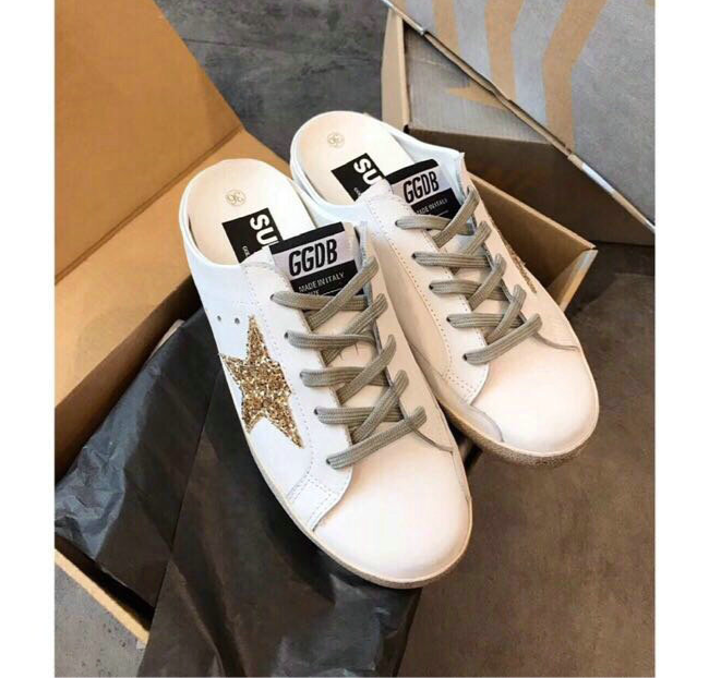 Tênis Slip On Couro Branco Estrela Aplicada Dourada