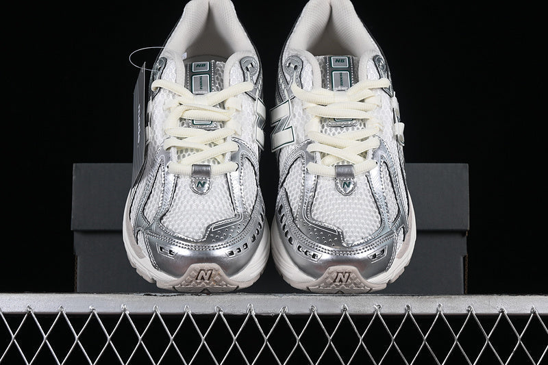 Tênis Runner Malha Silver Metálico Detalhe Cinza