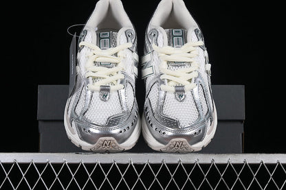 Tênis Runner Malha Silver Metálico Detalhe Cinza