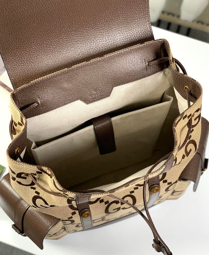 Mochila Couro Padrão Letras Entrelaçadas Camel Detalhe Preto