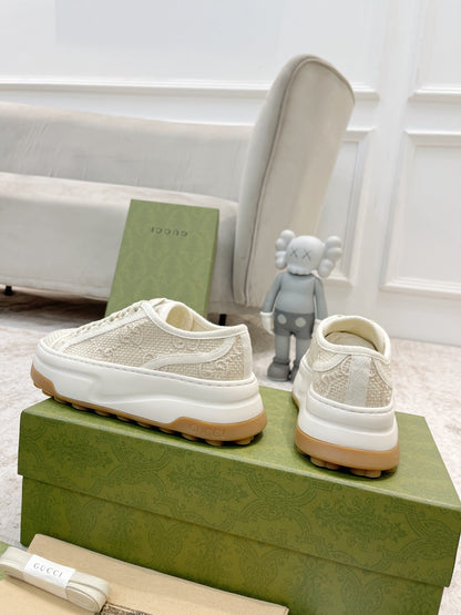 Tênis Canvas Creme Padrão Letras Entrelaçadas