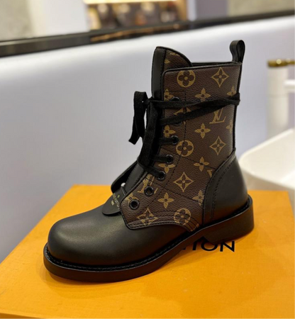 Bota Couro Padrão Monograma Geométrico