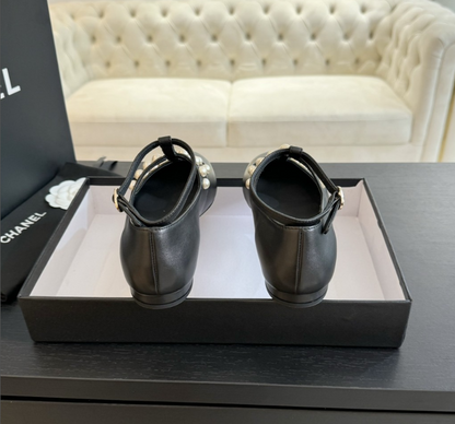 Sapato Mary Jane Couro Preto Detalhes Pérola