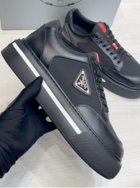 Tênis Couro Preto Detalhe Vermelho