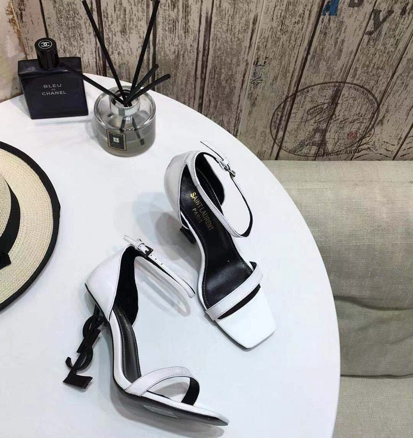Sandália Couro Branco Tira Preta Detalhes Dourados