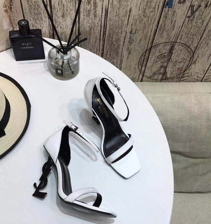 Sandália Couro Branco Tira Preta Detalhes Dourados